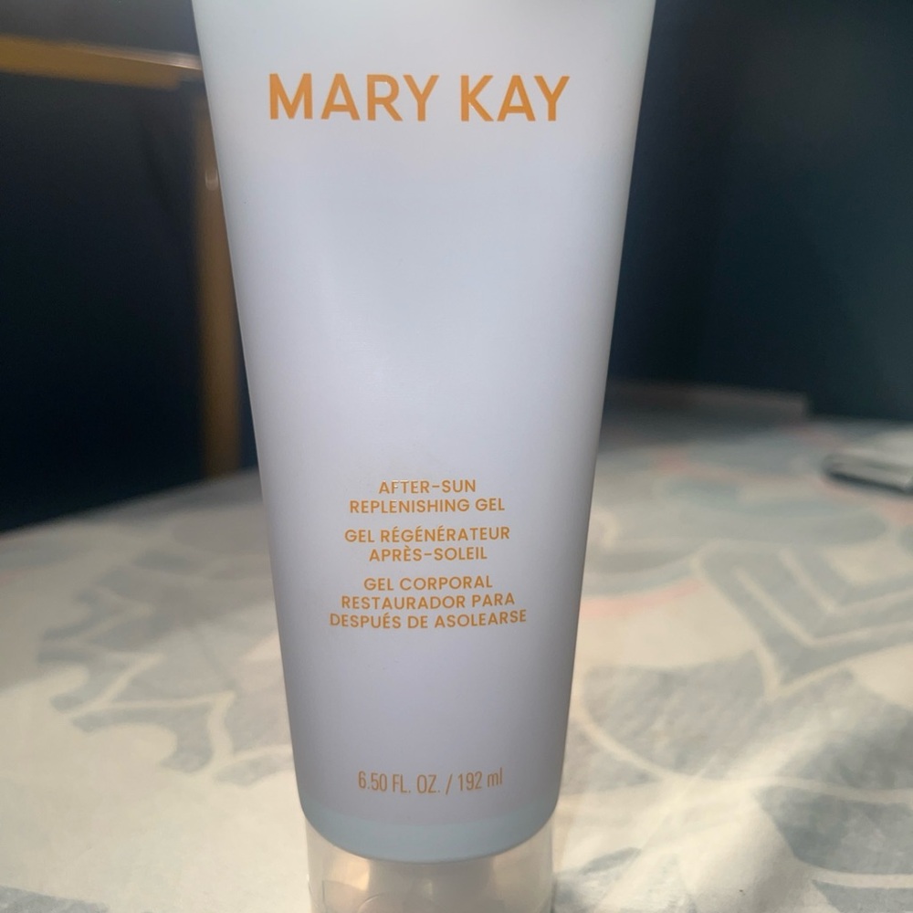 Mary Kay After-Sun Gel in White and Gold